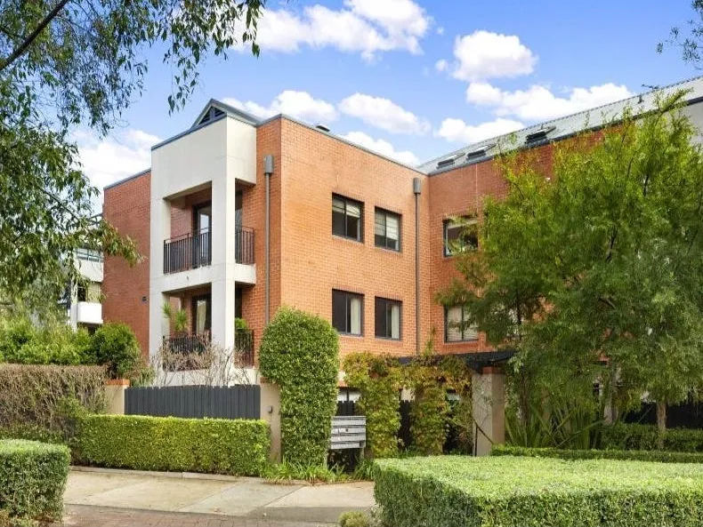 Townhouse Style One Bedroom Apartment in Ultra Convenient Location