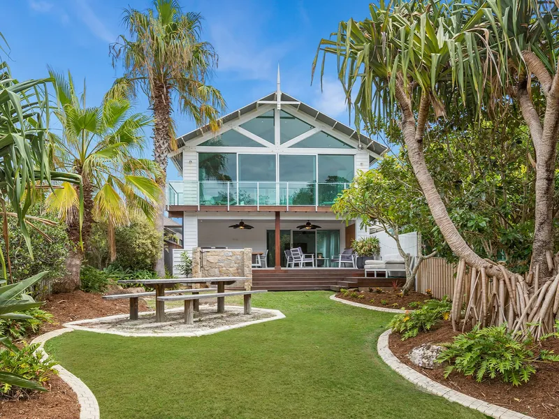 CLASSIC COASTAL BEACHFRONT HOME OR HOLIDAY INVESTMENT