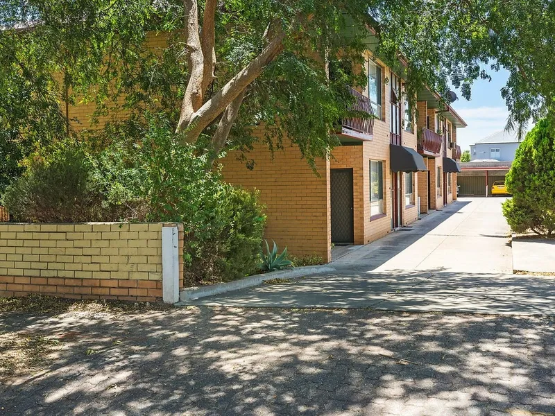 Upper Level Unit In Perfect Location!