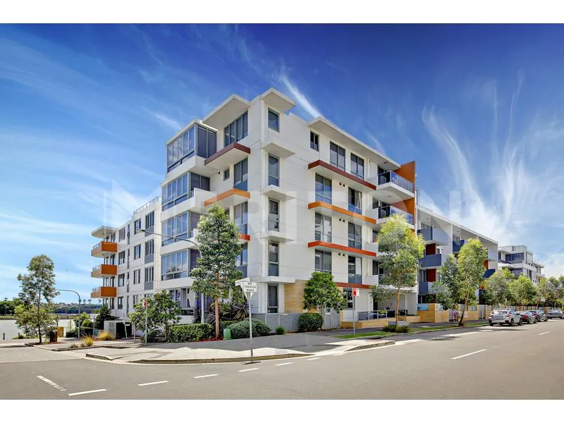 LUXURIOUS EXECUTIVE 2 BEDROOM WITH STUDY &  PARKING!