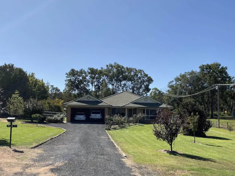 Immaculately maintained large family home in quiet family friendly cul-de-sac