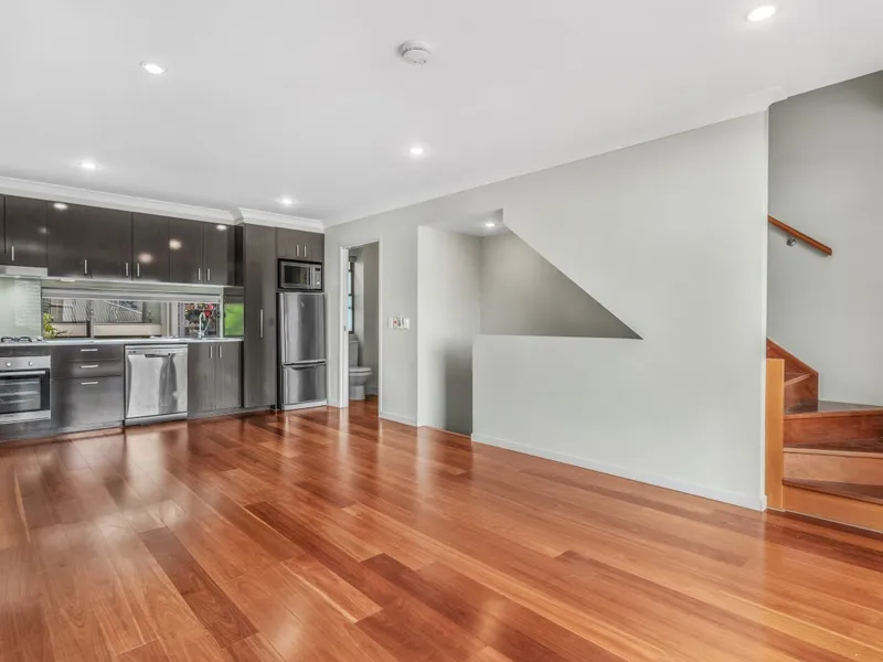 UNIQUE DESIGN TRI-LEVEL TOWNHOUSE