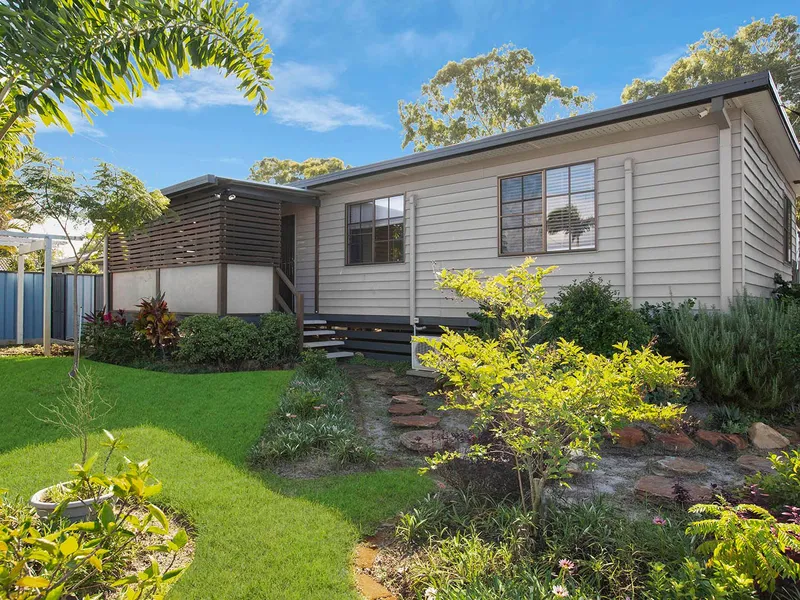 BUSHLAND BACKDROP, BAYSIDE LOCATION
