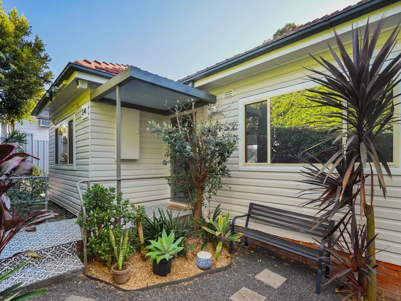 Bright and Spacious 2-Bedder with Versatile Studio Moments from the Mater and University