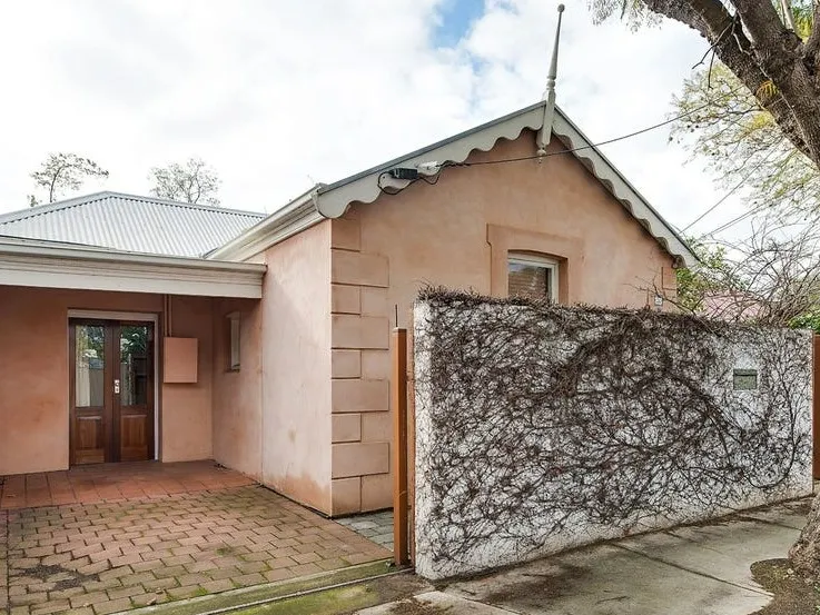 Charming cottage within walking distance to EVERYTHING!