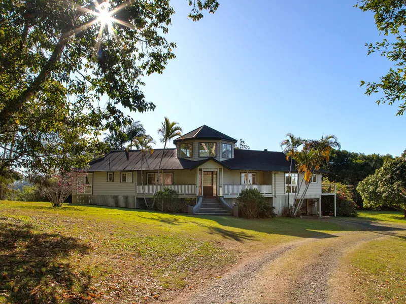 Stunning Queenslander on a 1.34HA Private Hinterland Escape