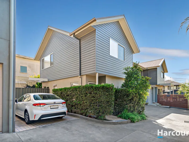 Light-Filled and Roomy Townhouse, Stroll to Wallsend Village Shops