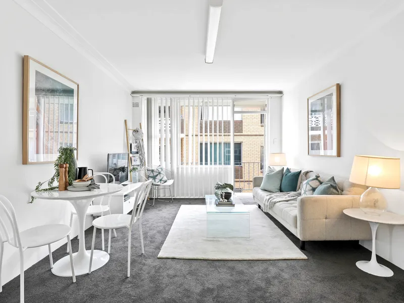 Conveniently Positioned, Updated Apartment
