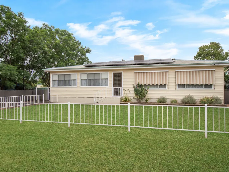 DELIGHTFUL FAMILY HOME ON 1/4 ACRE BLOCK