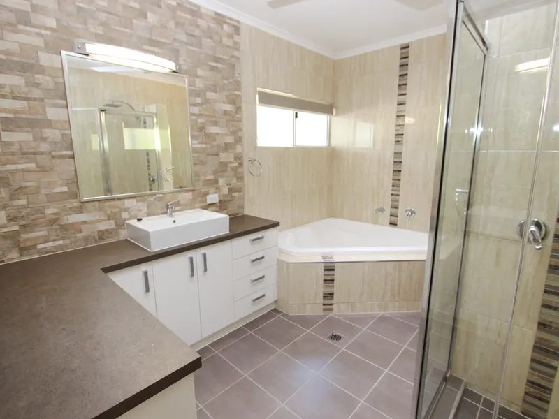 EXECUTIVE RURAL LIVING, CUSTOM STYLE, QUALITY DESIGN,  STYLE AND LOCATION