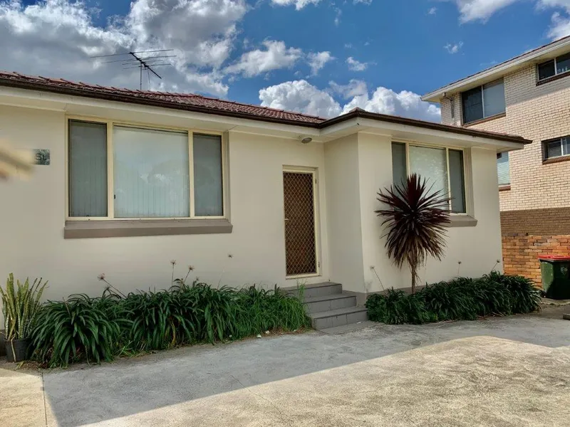 WALK TO SHOPS & TRAIN STATION 