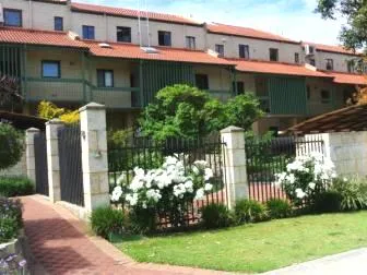 3 X 2 UNFURNISHED, DOUBLE STOREY TOWNHOUSE, AMAZING RIVER & CITY VIEWS!