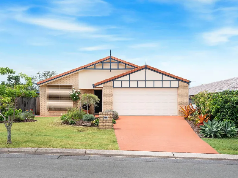 Immaculate Lowset Living in Prime Quiet Cul-de-Sac Position