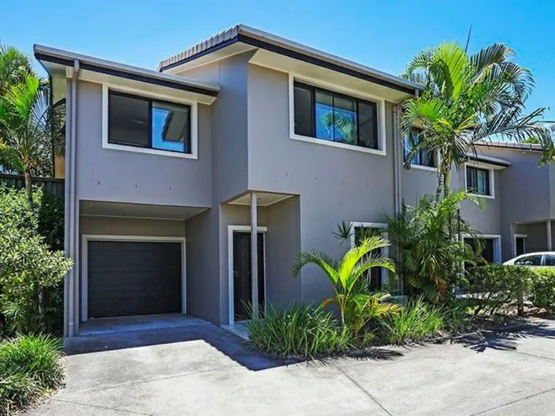 WELL ELEVATED LOW MAINTAINENCE TOWN HOME IN SMALL CENTRAL LOCATED COMMUNITY - EASY TO LIVE IN, OR LET OUT!