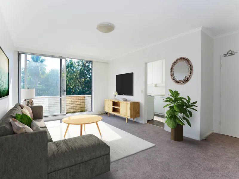 MASSIVE SPACE - TOP FLOOR - POOL IN COMPLEX!