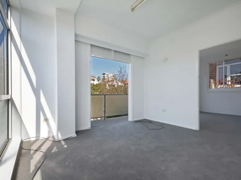 REFRESHED & QUIET APARTMENT AT REAR OF BUILDING WITH LEAFY OUTLOOK