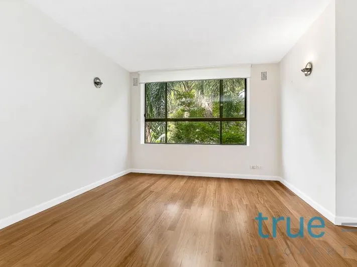 RENOVATED APARTMENT IN CONVENIENT LOCALE