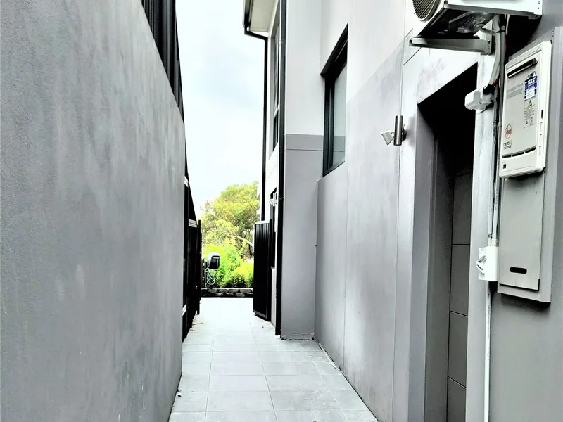 BRAND NEW VERY LARGE 1 BEDROOM GRANNY FLAT $500 P/W