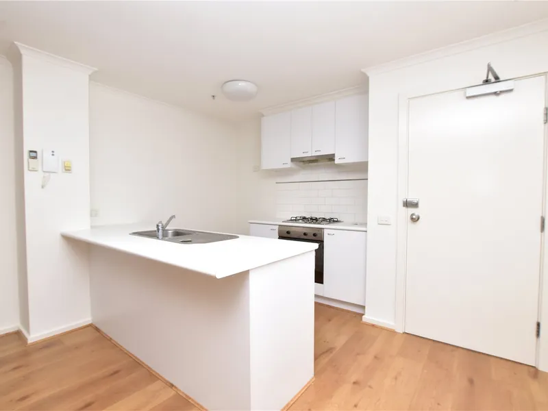 Quiet and large 2 bedroom apartment in Southbank - new flooring and freshly painted