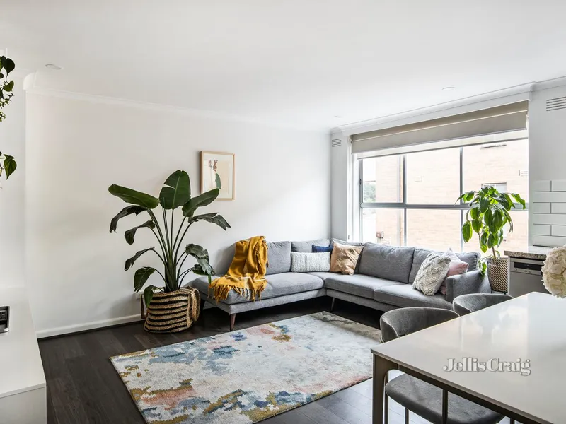 Smart living in city/parkland pocket