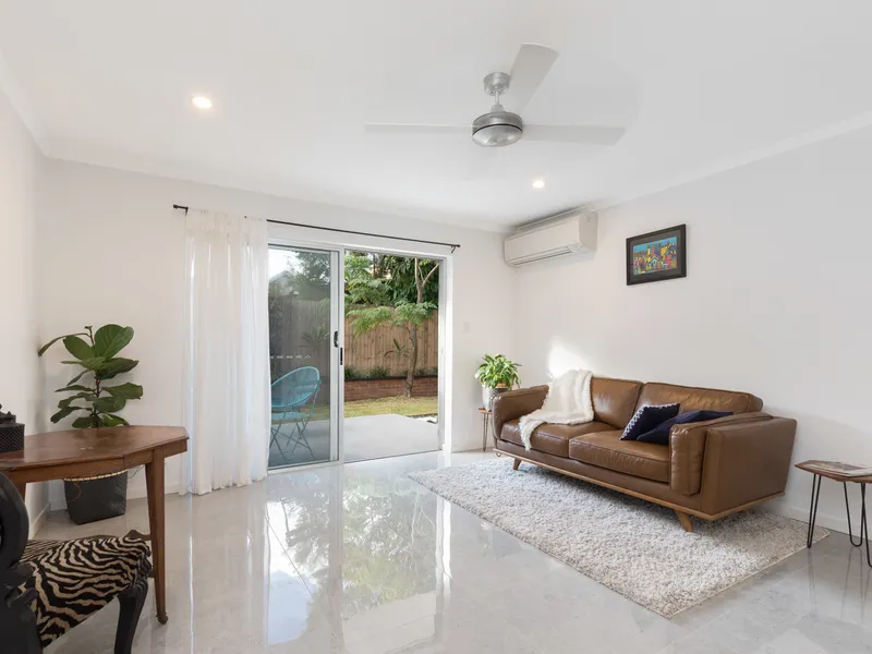 SHORT TERM RENTAL - Renovated Bulimba Apartment with Courtyard