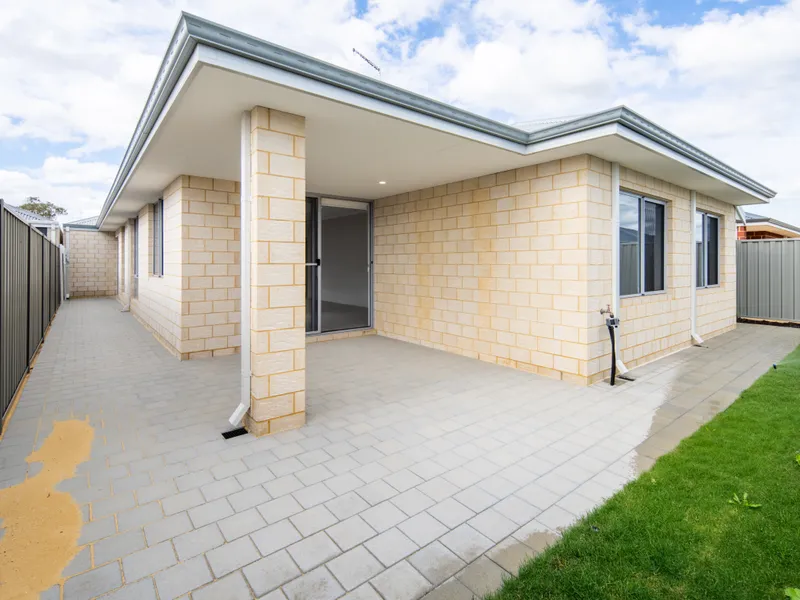 Discover Modern Comfort in a Desirable Neighborhood !!!