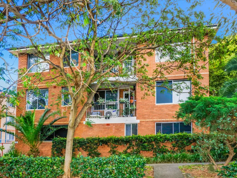 POPULAR TOP FLOOR FRONT APARTMENT IN PRIME LOCATION
