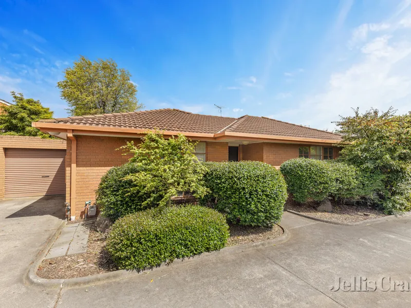 Superbly presented 2br, 2 bath, 2 car single level unit in unbeatable location