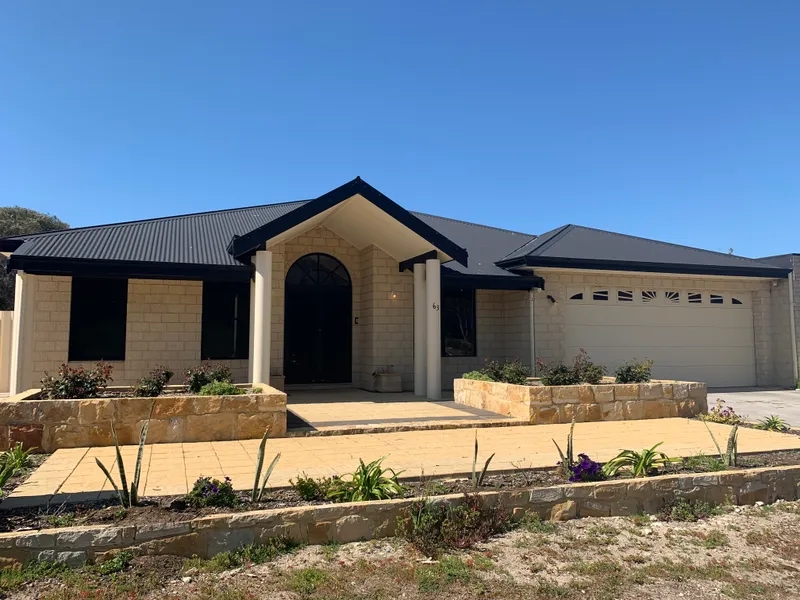 THIS IS WHAT YOU'VE BEEN WAITING FOR!! Large Family Home With So Many Extras!!