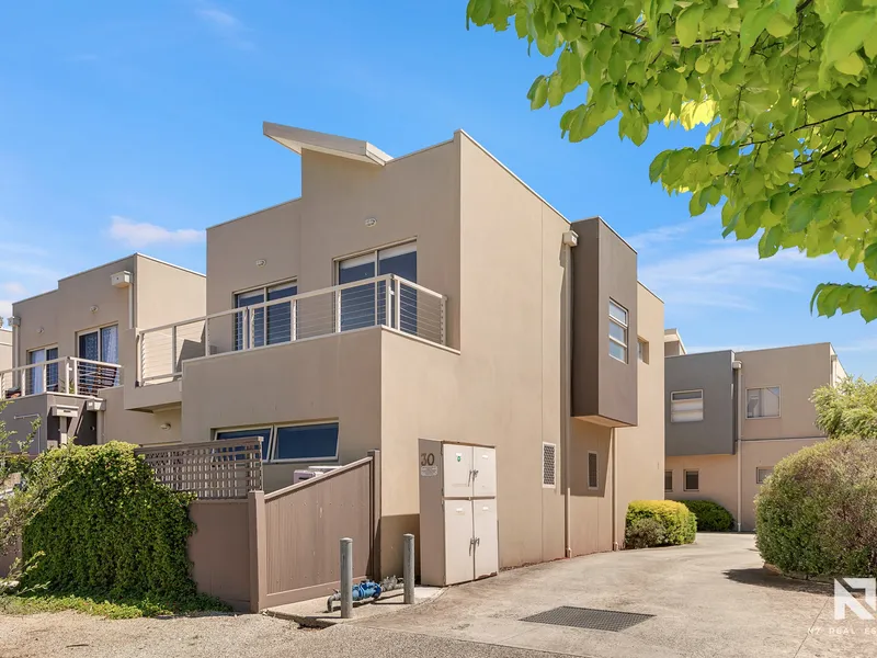 Delightful Townhouse! (Under Application)