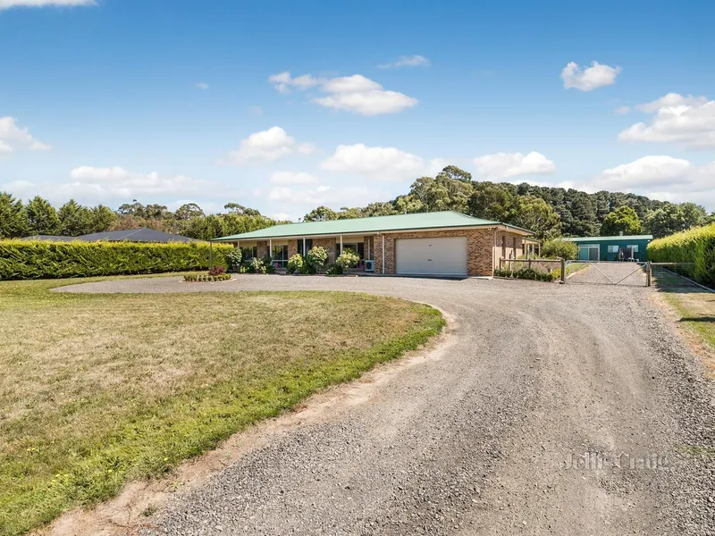 Great family home with pool on 0.52 ha (1.25 acres)