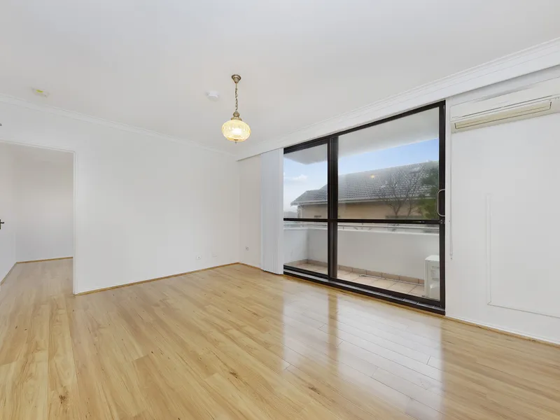 Bright And Airy One Bedroom Apartment With Air Conditioning 