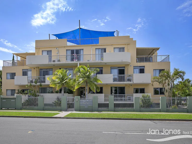 SPACIOUS SCARBOROUGH EAST FACING APARTMENT !!!