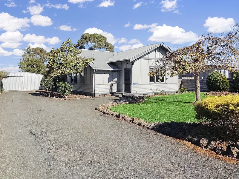 FULLY FURNISHED HOME RIGHT HERE!