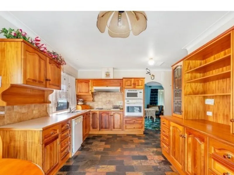 FAMILY HOME WITH SPACIOUS FLOORPLAN FOR EVERYONE TO ENJOY!