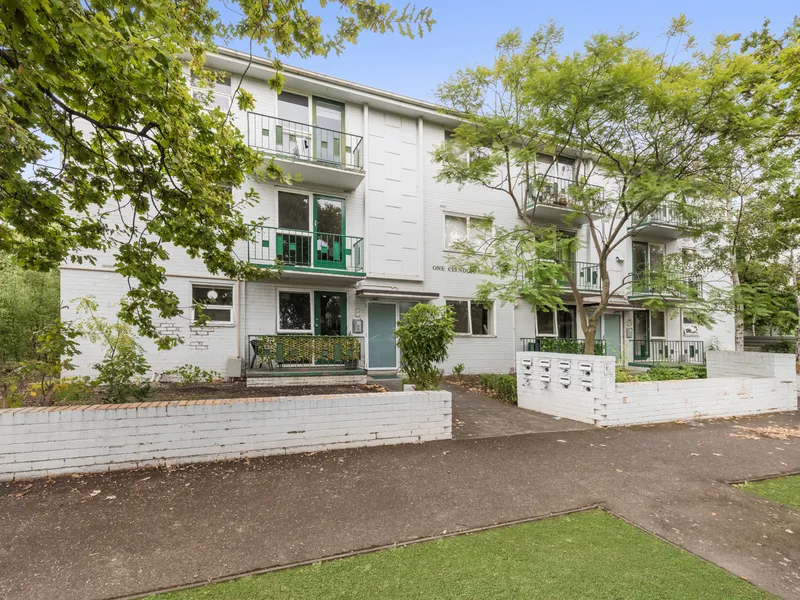 Light filled One Bedroom Apartment In Premiere Location