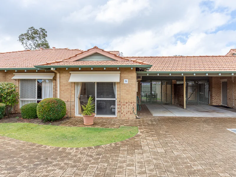 What a LOCATION and just a short stroll to the shops!  Be sure to put this delightful duplex villa on your list.