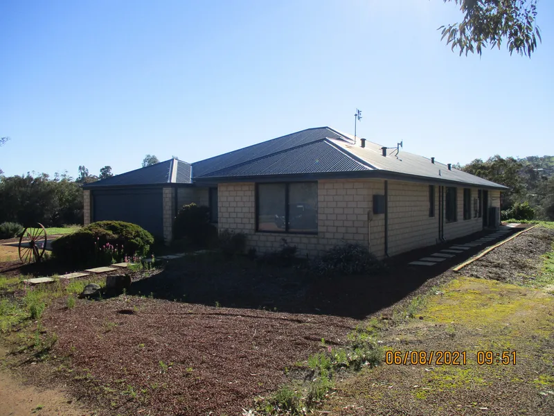 SPACIOUS FAMILY HOME - RIVERSIDE LOCATION