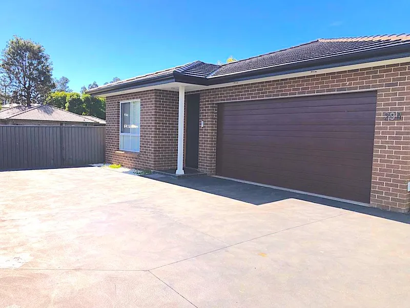 Near New, Modern and Huge 4 Bedroom Family Home!