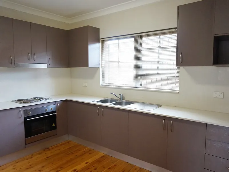 LARGE TOWNHOUSE- 1  week FREE rent to the approved applicant !!