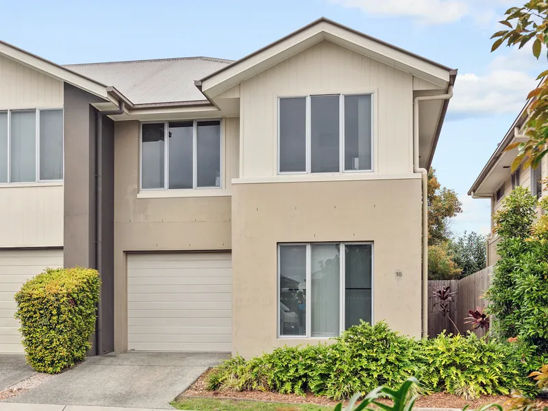 Four Bedroom and Two Living Luxury Townhouse. 