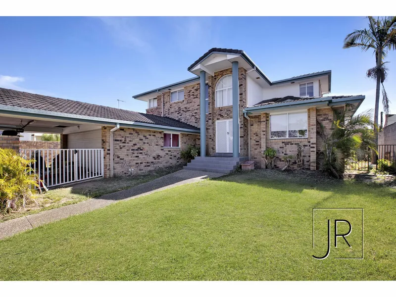 Waterside living in the heart of Broadbeach Waters