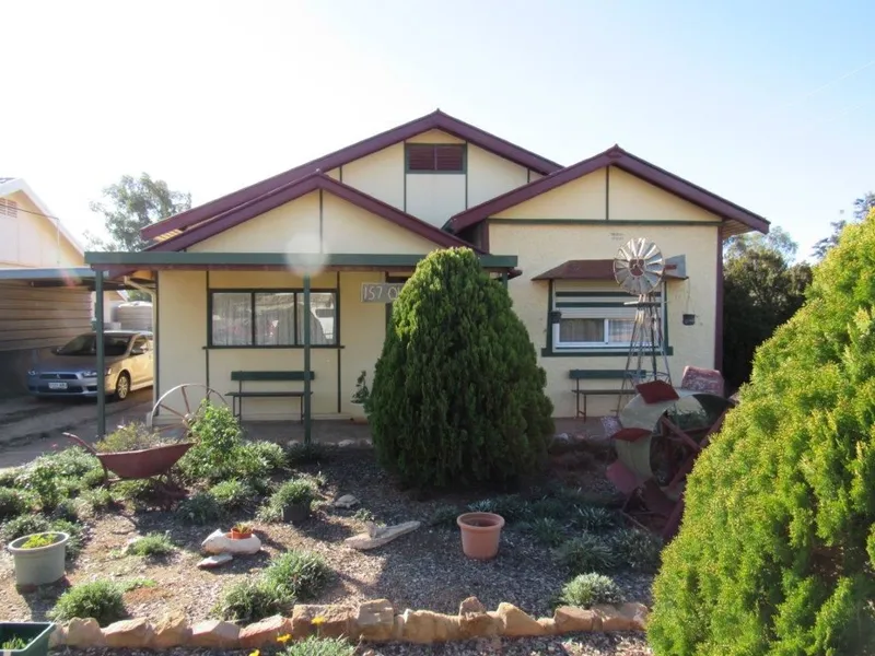 Beautifully Presented Stucco Home.