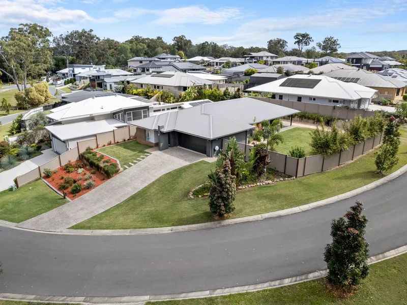 A BEAUTIFULLY MAINTAINED LOWSET HOME, WITH DOUBLE STREET ACCESS