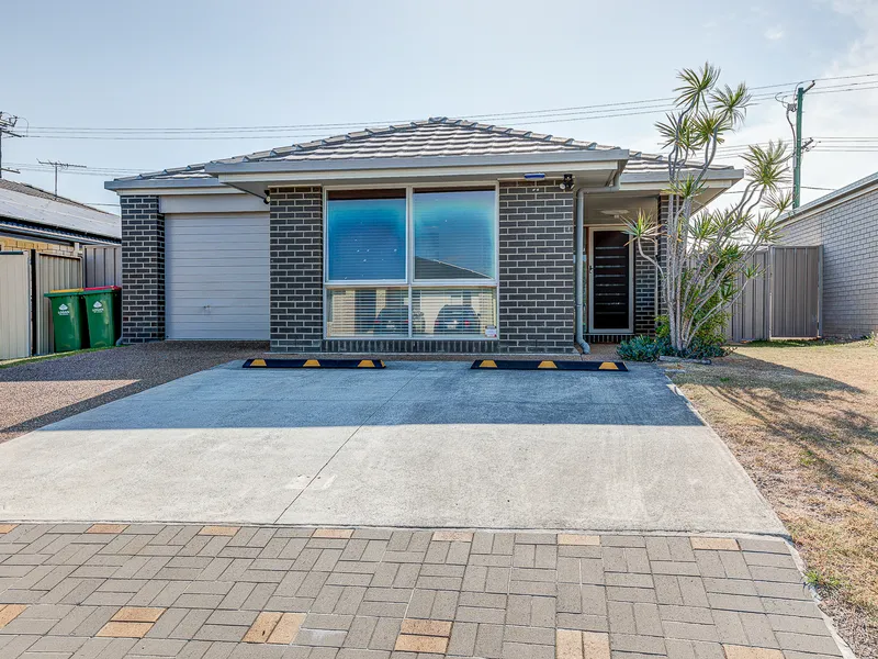 IMMACULATELY PRESENTED 3 BEDROOM HOME BOASTING MODERN LIVING & SOLAR