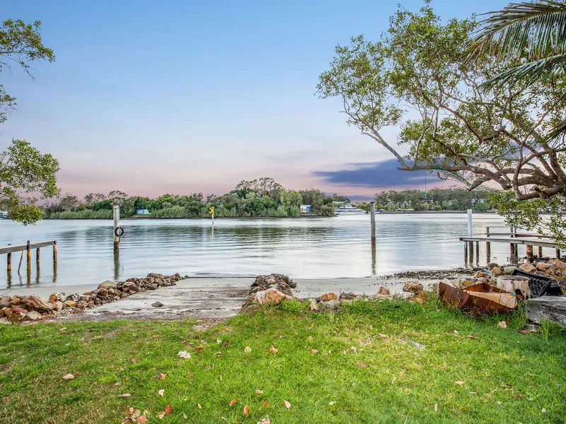 Wide Coomera River Frontage