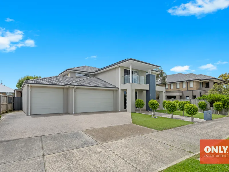Luxurious Living In Arena Parade, Officer