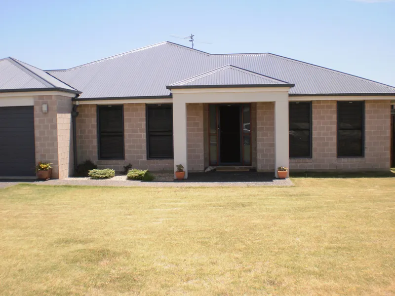 MODERN BRICK HOME - HIGHFIELDS ESTATE - 'QUAIL ST'