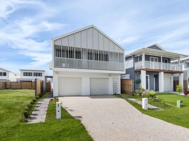 Air-conditioned Brand New Unit Walking Distance To The Beach