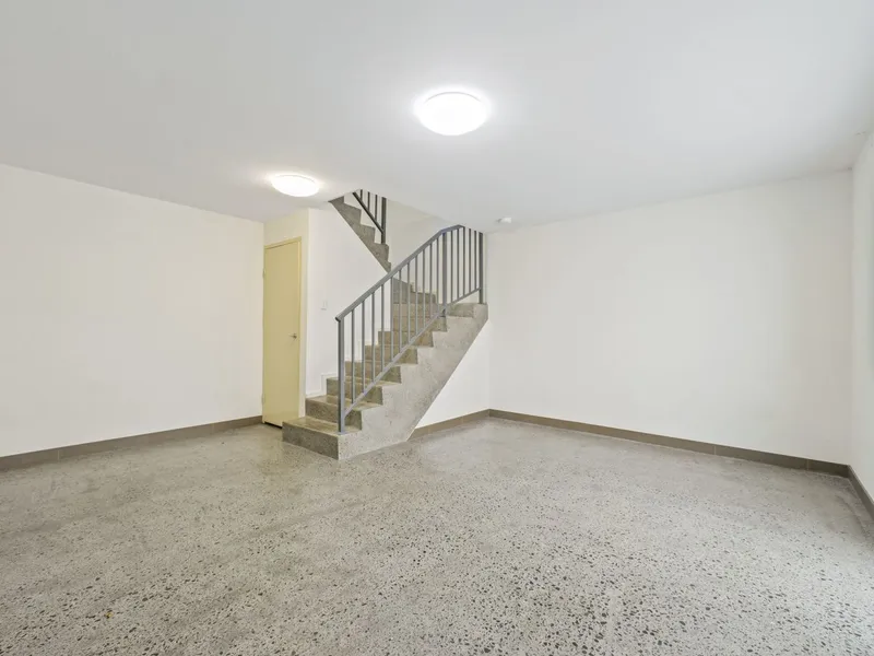 LARGE 1 BEDROOM 2 LEVEL APARTMENT 